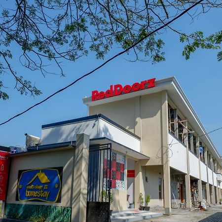 Reddoorz Near Padang Golf Adisucipto Otel Potrojayan Dış mekan fotoğraf