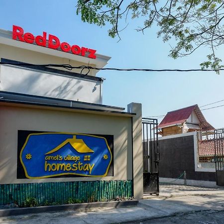 Reddoorz Near Padang Golf Adisucipto Otel Potrojayan Dış mekan fotoğraf