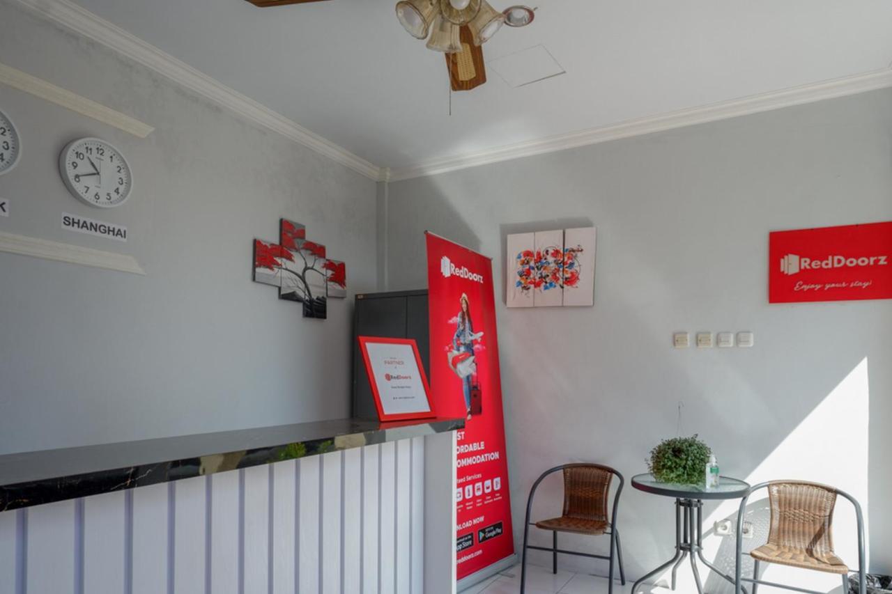 Reddoorz Near Padang Golf Adisucipto Otel Potrojayan Dış mekan fotoğraf