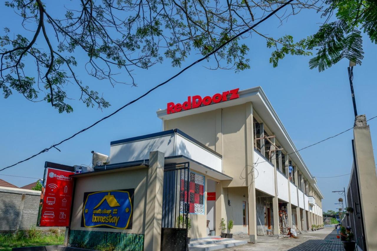 Reddoorz Near Padang Golf Adisucipto Otel Potrojayan Dış mekan fotoğraf