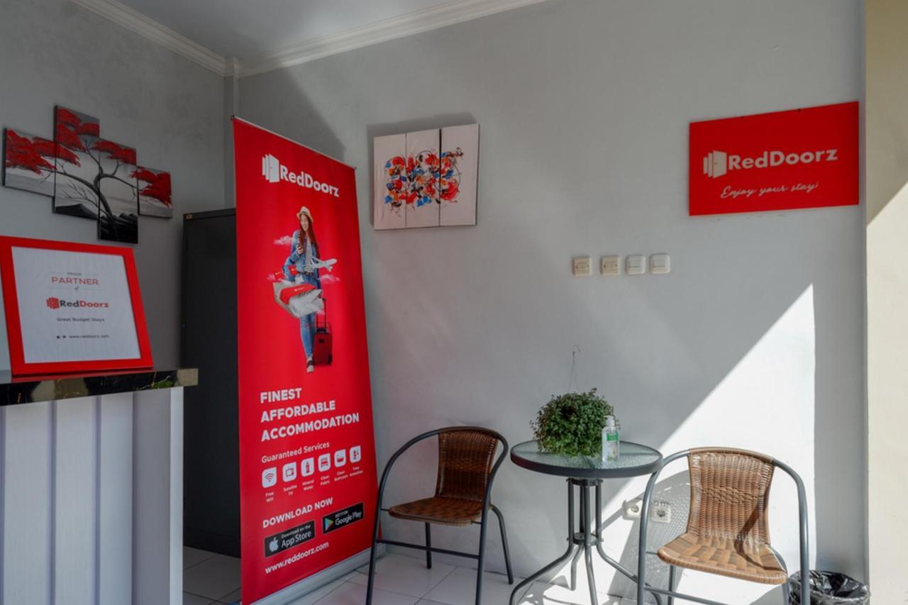 Reddoorz Near Padang Golf Adisucipto Otel Potrojayan Dış mekan fotoğraf
