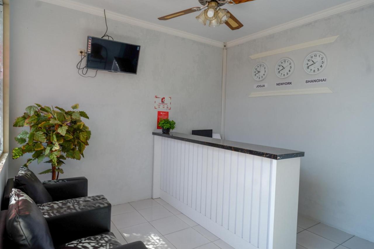 Reddoorz Near Padang Golf Adisucipto Otel Potrojayan Dış mekan fotoğraf