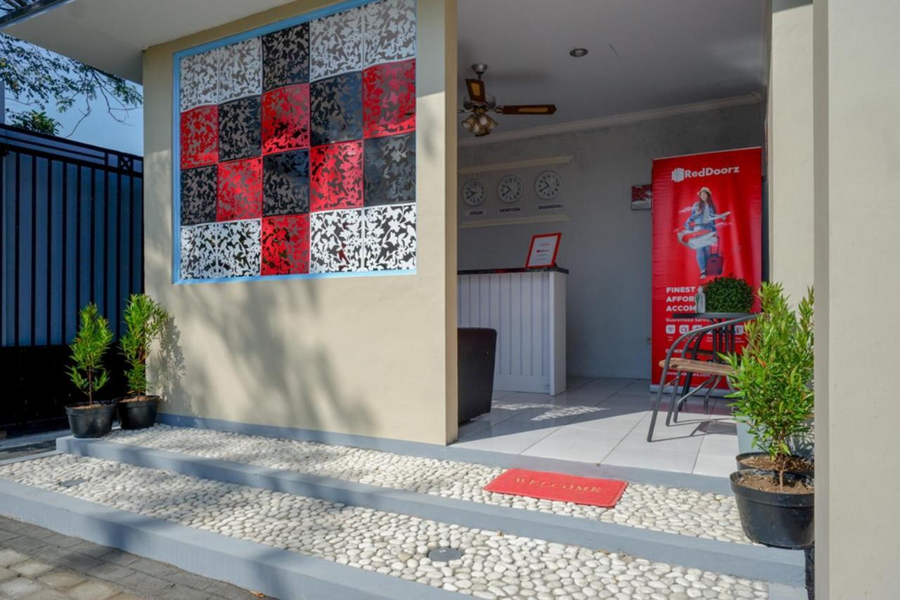 Reddoorz Near Padang Golf Adisucipto Otel Potrojayan Dış mekan fotoğraf