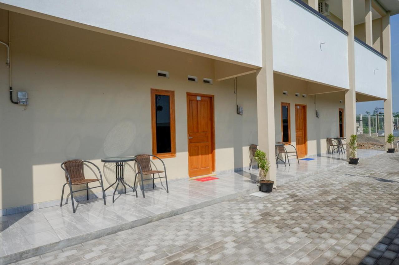 Reddoorz Near Padang Golf Adisucipto Otel Potrojayan Dış mekan fotoğraf