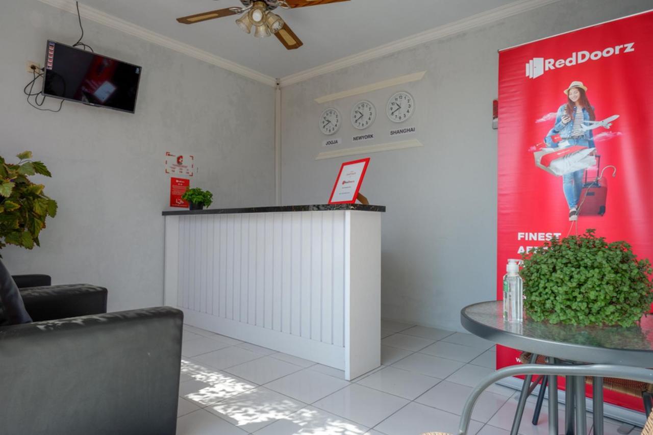 Reddoorz Near Padang Golf Adisucipto Otel Potrojayan Dış mekan fotoğraf