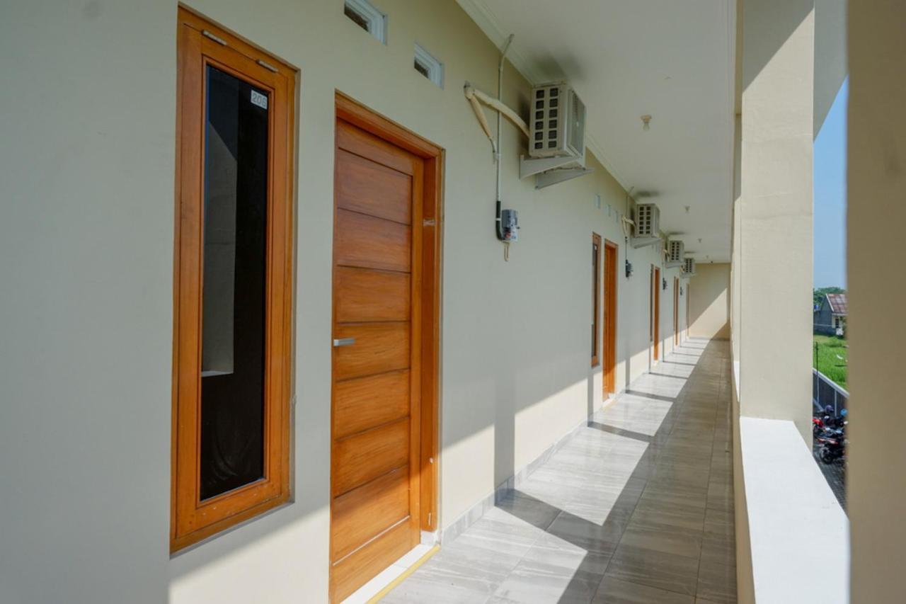 Reddoorz Near Padang Golf Adisucipto Otel Potrojayan Dış mekan fotoğraf