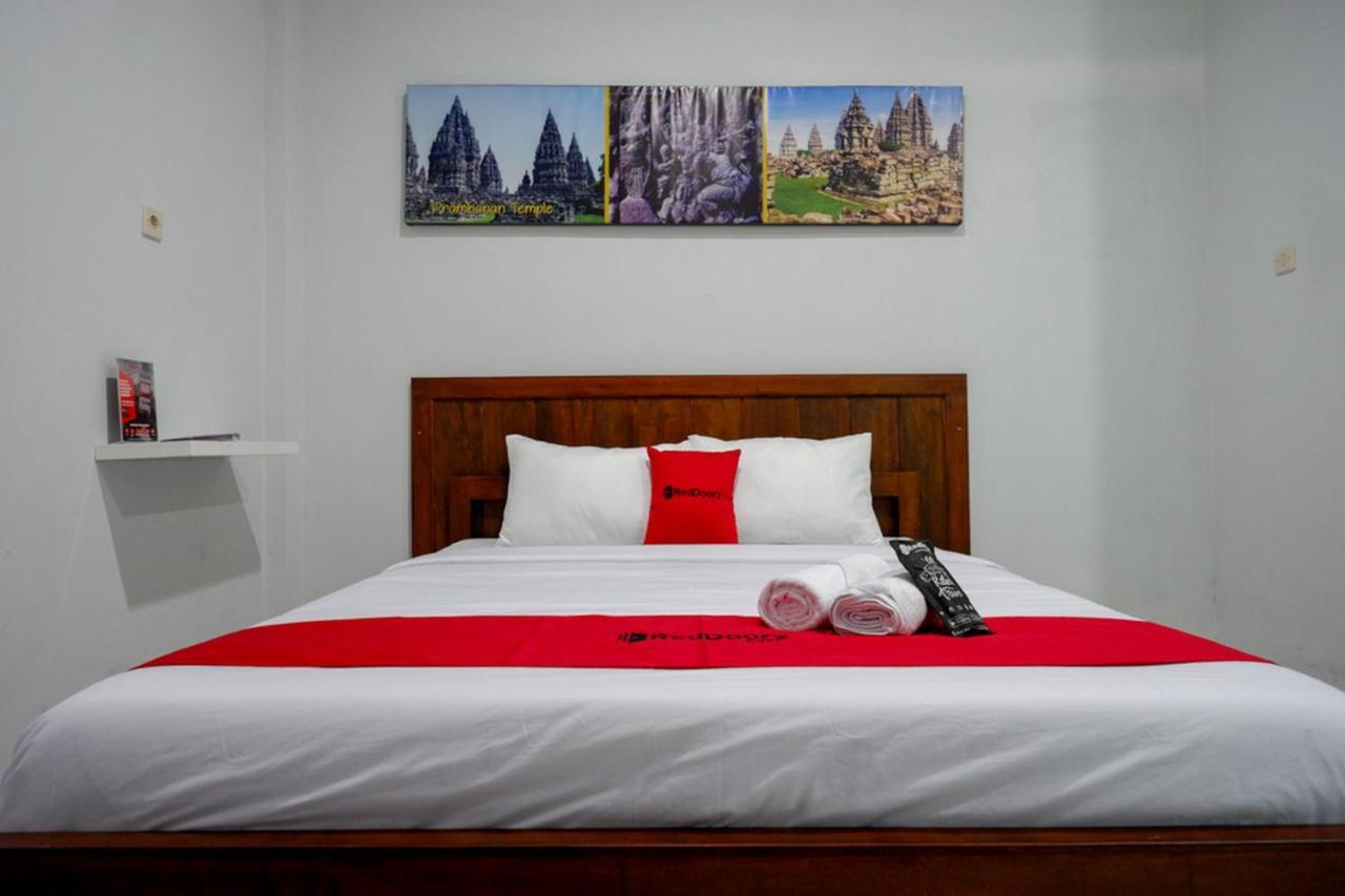 Reddoorz Near Padang Golf Adisucipto Otel Potrojayan Dış mekan fotoğraf
