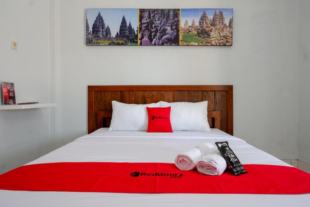 Reddoorz Near Padang Golf Adisucipto Otel Potrojayan Dış mekan fotoğraf