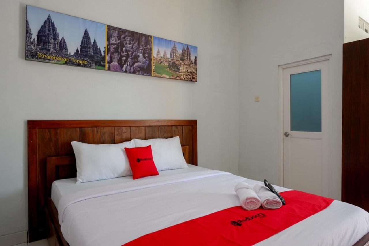 Reddoorz Near Padang Golf Adisucipto Otel Potrojayan Dış mekan fotoğraf
