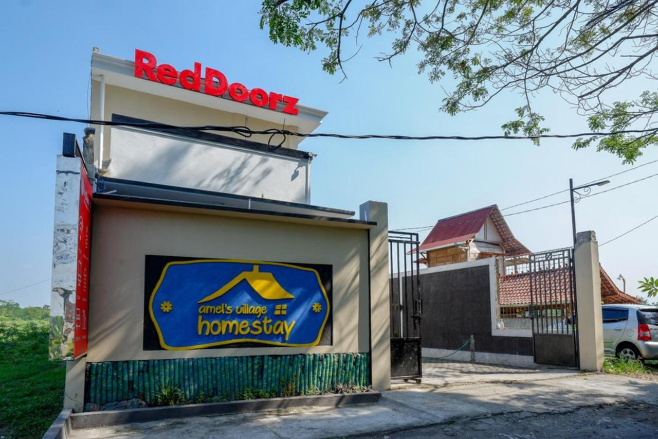 Reddoorz Near Padang Golf Adisucipto Otel Potrojayan Dış mekan fotoğraf